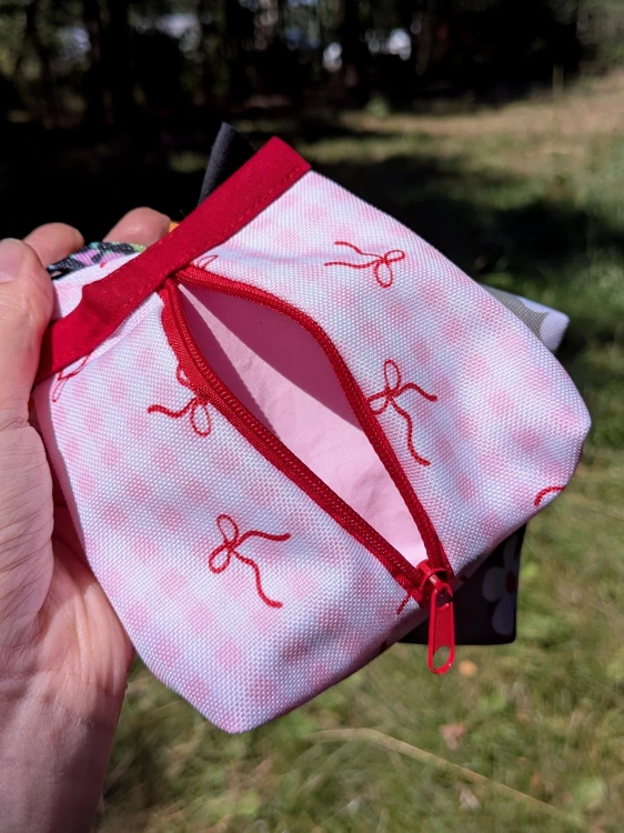 Kolorowa mini torebka z różową kratką i czerwonymi kokardkami