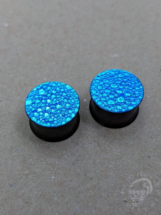 Black steel plugs with shifting sapphire and green colors, trendy ear accessories