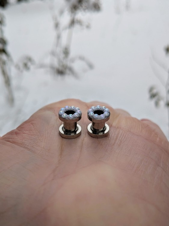 Stalowe tunele do uszu z drobnymi perełkami i subtelnym połyskiem