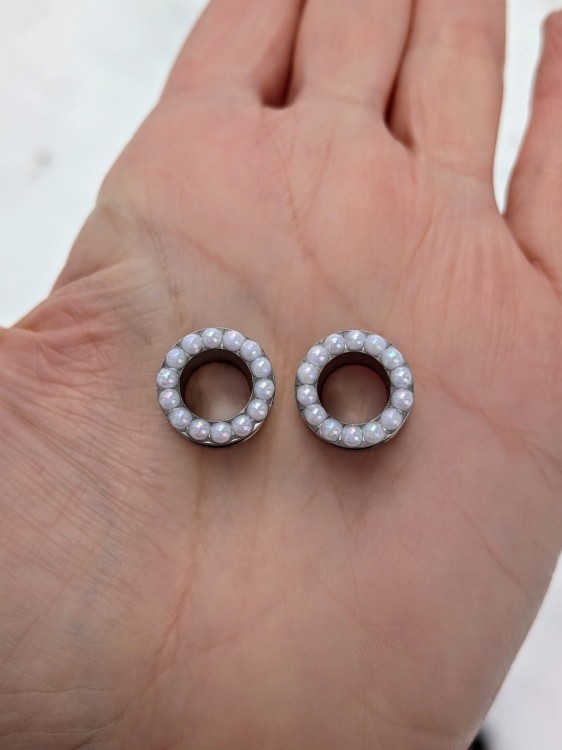 Srebrne stalowe tunele do uszu z opalizującymi perełkami