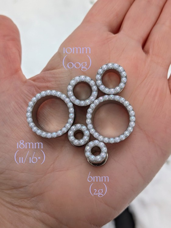 Srebrne stalowe tunele do uszu z opalizującymi perełkami