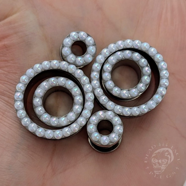 Srebrne stalowe tunele do uszu z opalizującymi perełkami