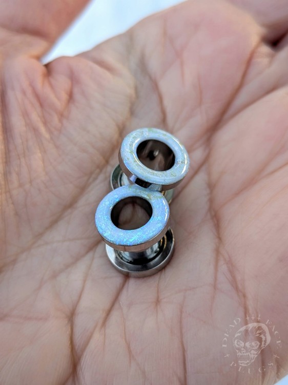 Srebrne tunele do uszu ze stali chirurgicznej z opalizującym błękitnym zdobieniem