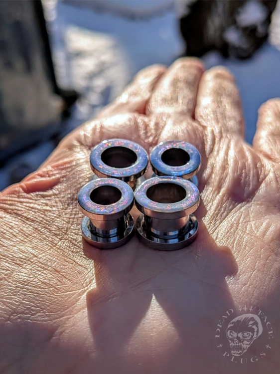 Artystyczne tunele do uszu z błękitnym zdobieniem i opalizującymi płatkami